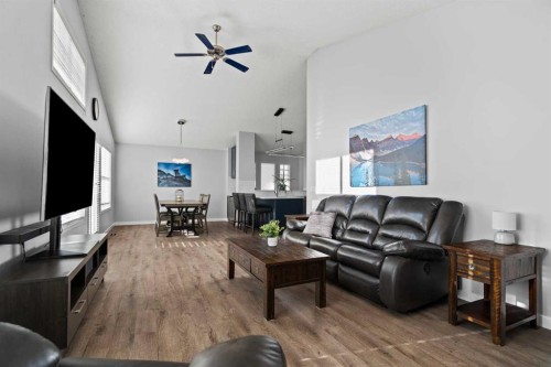 49 Somerside Close Sw, Calgary, AB - Indoor Photo Showing Living Room