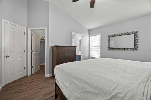 49 Somerside Close Sw, Calgary, AB - Indoor Photo Showing Bedroom