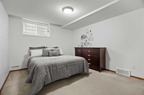49 Somerside Close Sw, Calgary, AB - Indoor Photo Showing Bedroom