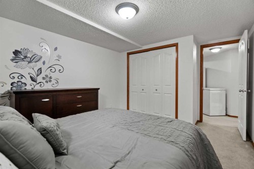 49 Somerside Close Sw, Calgary, AB - Indoor Photo Showing Bedroom