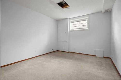 49 Somerside Close Sw, Calgary, AB - Indoor Photo Showing Other Room
