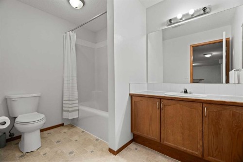 49 Somerside Close Sw, Calgary, AB - Indoor Photo Showing Bathroom