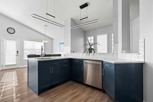 49 Somerside Close Sw, Calgary, AB - Indoor Photo Showing Kitchen With Upgraded Kitchen
