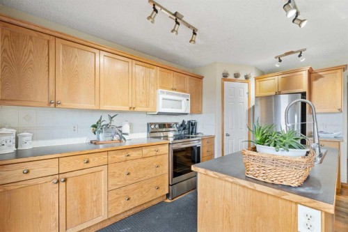 51 Westfall Crescent, Okotoks, AB - Indoor Photo Showing Kitchen