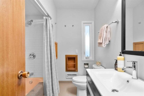 7 Creston Crescent Nw, Calgary, AB - Indoor Photo Showing Bathroom