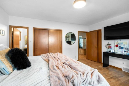 7 Creston Crescent Nw, Calgary, AB - Indoor Photo Showing Bedroom