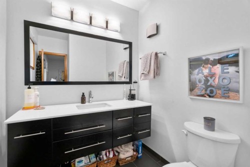 7 Creston Crescent Nw, Calgary, AB - Indoor Photo Showing Bathroom