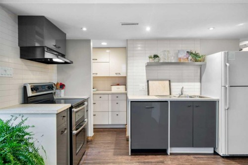 7 Creston Crescent Nw, Calgary, AB - Indoor Photo Showing Kitchen