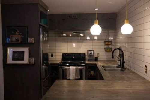 7 Creston Crescent Nw, Calgary, AB - Indoor Photo Showing Kitchen With Double Sink