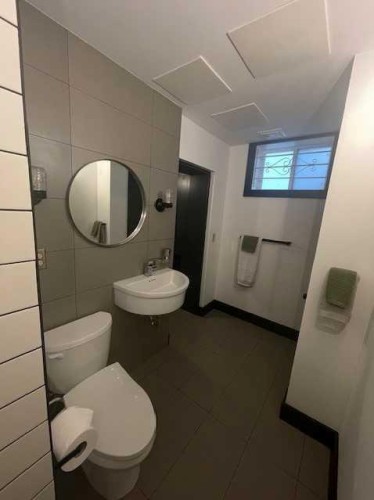 7 Creston Crescent Nw, Calgary, AB - Indoor Photo Showing Bathroom