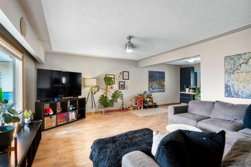 7 Creston Crescent Nw, Calgary, AB - Indoor Photo Showing Living Room