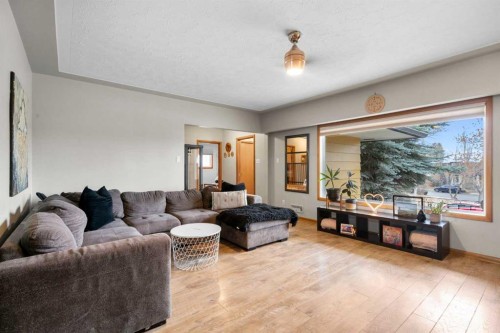 7 Creston Crescent Nw, Calgary, AB - Indoor Photo Showing Living Room