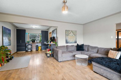 7 Creston Crescent Nw, Calgary, AB - Indoor Photo Showing Living Room