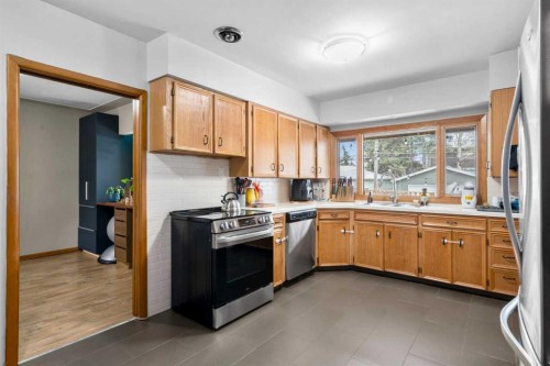 7 Creston Crescent Nw, Calgary, AB - Indoor Photo Showing Kitchen