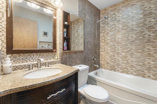 204 Hidden Spring Green Nw, Calgary, AB - Indoor Photo Showing Bathroom