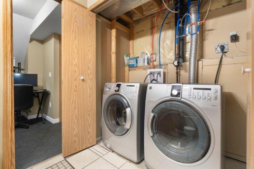 204 Hidden Spring Green Nw, Calgary, AB - Indoor Photo Showing Laundry Room