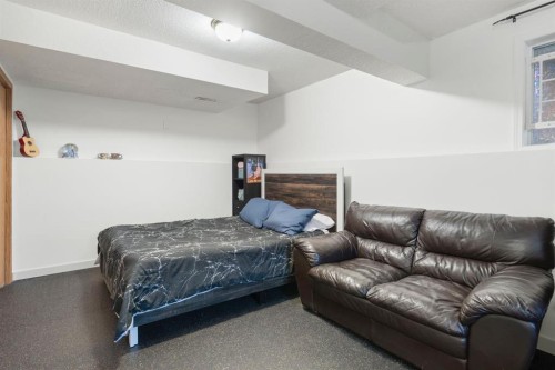 204 Hidden Spring Green Nw, Calgary, AB - Indoor Photo Showing Bedroom