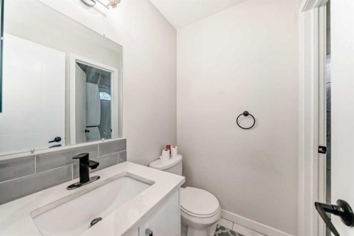 6712 23 Avenue Ne, Calgary, AB - Indoor Photo Showing Bathroom