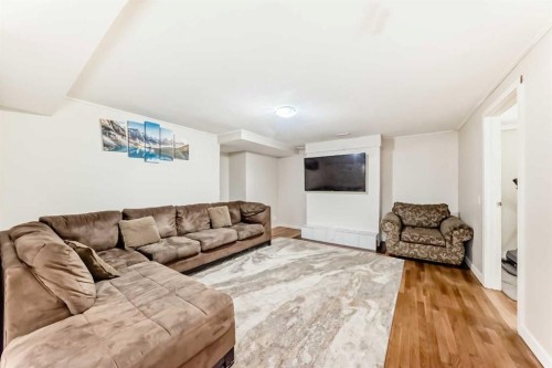 6712 23 Avenue Ne, Calgary, AB - Indoor Photo Showing Living Room