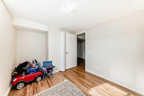 6712 23 Avenue Ne, Calgary, AB - Indoor Photo Showing Other Room