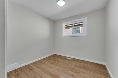 1271 Penedo Crescent Se, Calgary, AB - Indoor Photo Showing Other Room