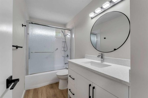 1271 Penedo Crescent Se, Calgary, AB - Indoor Photo Showing Bathroom