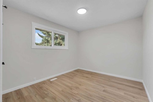 1271 Penedo Crescent Se, Calgary, AB - Indoor Photo Showing Other Room