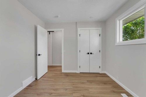 1271 Penedo Crescent Se, Calgary, AB - Indoor Photo Showing Other Room