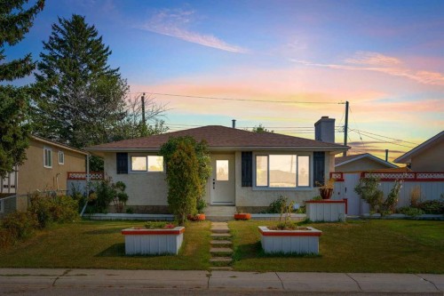 1271 Penedo Crescent Se, Calgary, AB - Outdoor