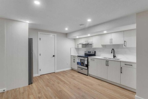 1271 Penedo Crescent Se, Calgary, AB - Indoor Photo Showing Kitchen