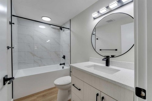 1271 Penedo Crescent Se, Calgary, AB - Indoor Photo Showing Bathroom
