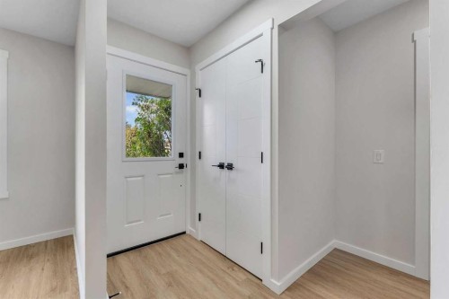 1271 Penedo Crescent Se, Calgary, AB - Indoor Photo Showing Other Room