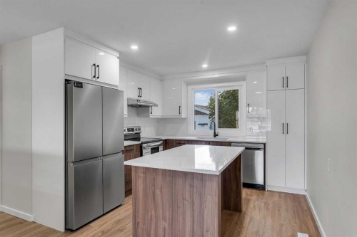 1271 Penedo Crescent Se, Calgary, AB - Indoor Photo Showing Kitchen With Upgraded Kitchen