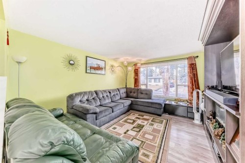 6411 26 Avenue Ne, Calgary, AB - Indoor Photo Showing Living Room