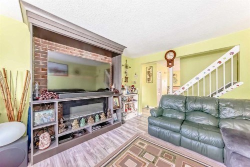 6411 26 Avenue Ne, Calgary, AB - Indoor Photo Showing Living Room