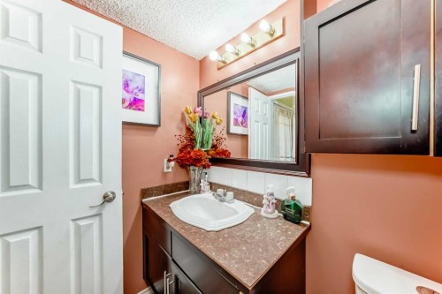 6411 26 Avenue Ne, Calgary, AB - Indoor Photo Showing Bathroom
