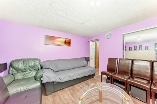 6411 26 Avenue Ne, Calgary, AB - Indoor Photo Showing Living Room
