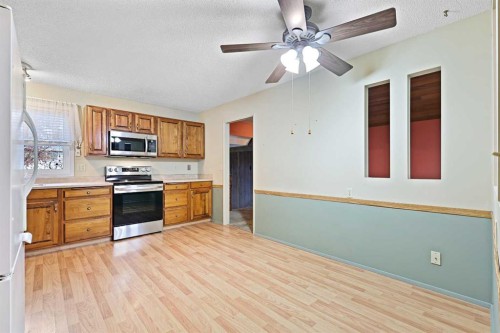 27 Sunmount Crescent Se, Calgary, AB - Indoor Photo Showing Kitchen