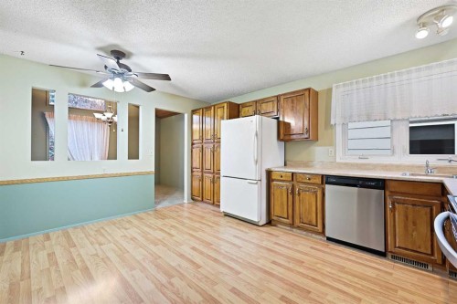 27 Sunmount Crescent Se, Calgary, AB - Indoor Photo Showing Kitchen