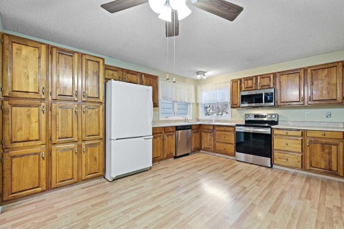 27 Sunmount Crescent Se, Calgary, AB - Indoor Photo Showing Kitchen