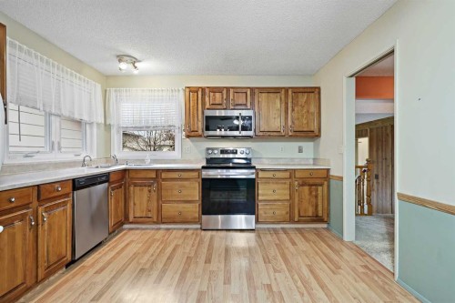 27 Sunmount Crescent Se, Calgary, AB - Indoor Photo Showing Kitchen