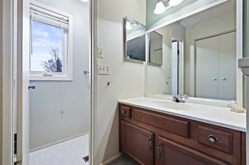 27 Sunmount Crescent Se, Calgary, AB - Indoor Photo Showing Bathroom