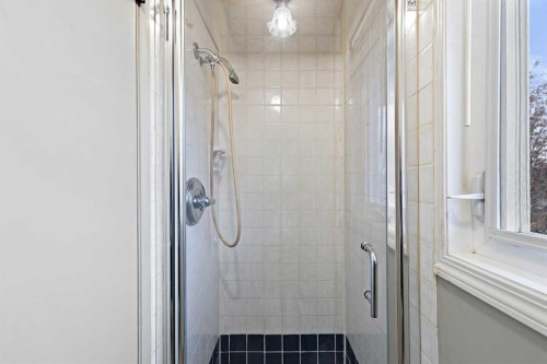 27 Sunmount Crescent Se, Calgary, AB - Indoor Photo Showing Bathroom