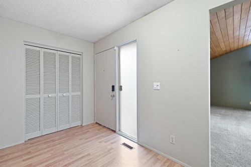 27 Sunmount Crescent Se, Calgary, AB - Indoor Photo Showing Other Room