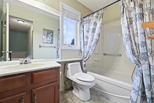 27 Sunmount Crescent Se, Calgary, AB - Indoor Photo Showing Bathroom