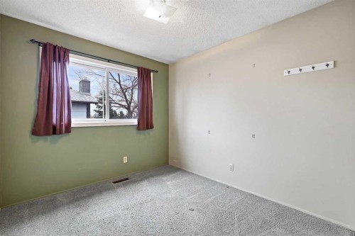 27 Sunmount Crescent Se, Calgary, AB - Indoor Photo Showing Other Room