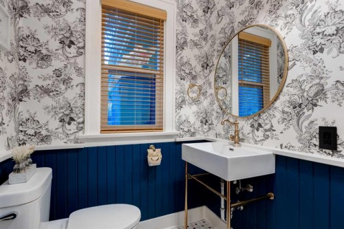 1912 11 Street Sw, Calgary, AB - Indoor Photo Showing Bathroom