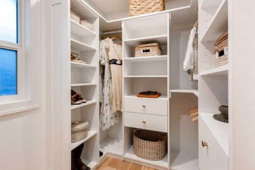 1912 11 Street Sw, Calgary, AB - Indoor With Storage