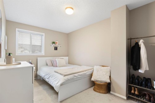 120 Douglas Glen Park Se, Calgary, AB - Indoor Photo Showing Bedroom