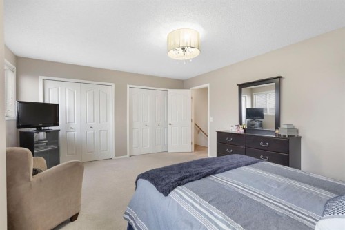 120 Douglas Glen Park Se, Calgary, AB - Indoor Photo Showing Bedroom